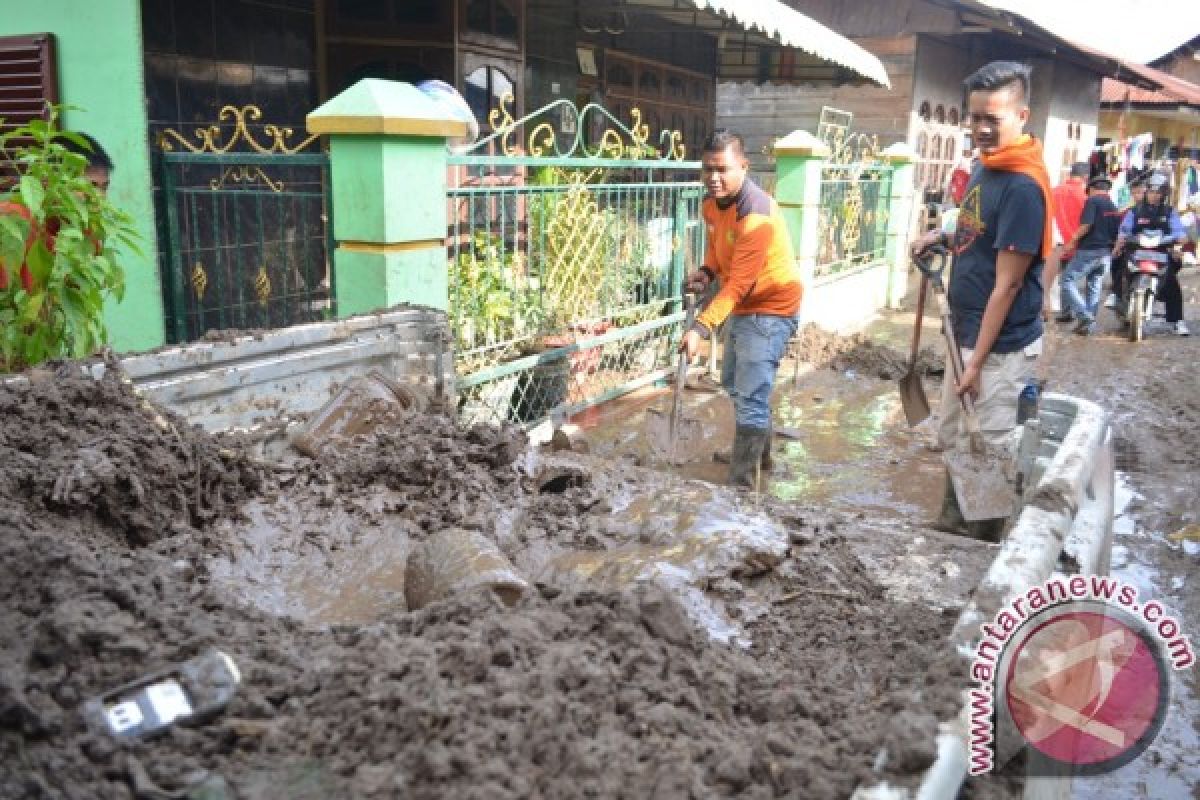 BPBD Bersihkan Material Pasca Banjir