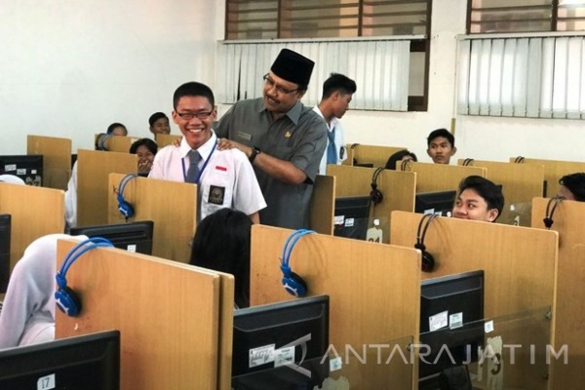 Wagub Jatim Sempatkan Pijat Siswa Sebelum UNBK