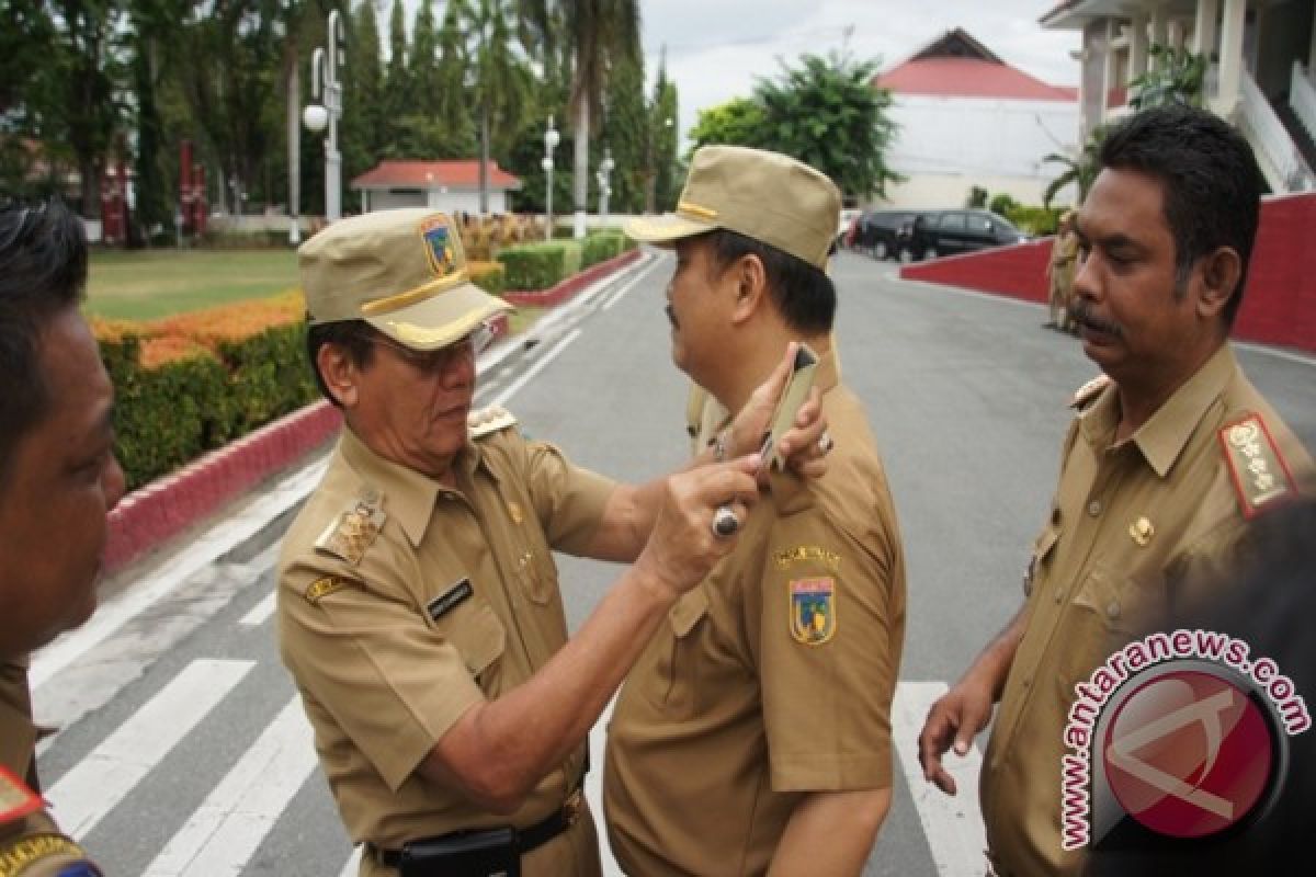 Gubernur Pasang Pangkat dan Jabatan