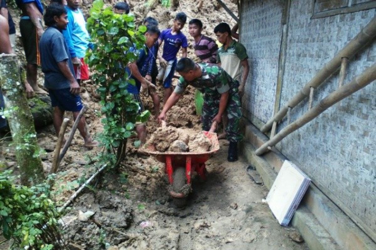 Tebing Setinggi 15 Meter Longsor akibat Hujan Deras di Banyumas