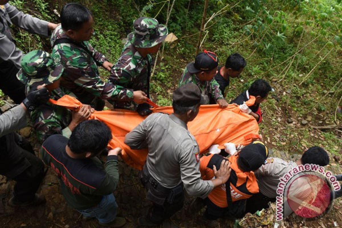 Tim SAR gabungan temukan dua korban longsor Ponorogo