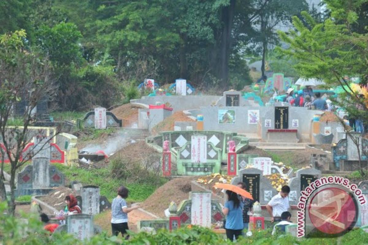 Warga keturunan Tionghoa lakukan tradisi Ceng Beng