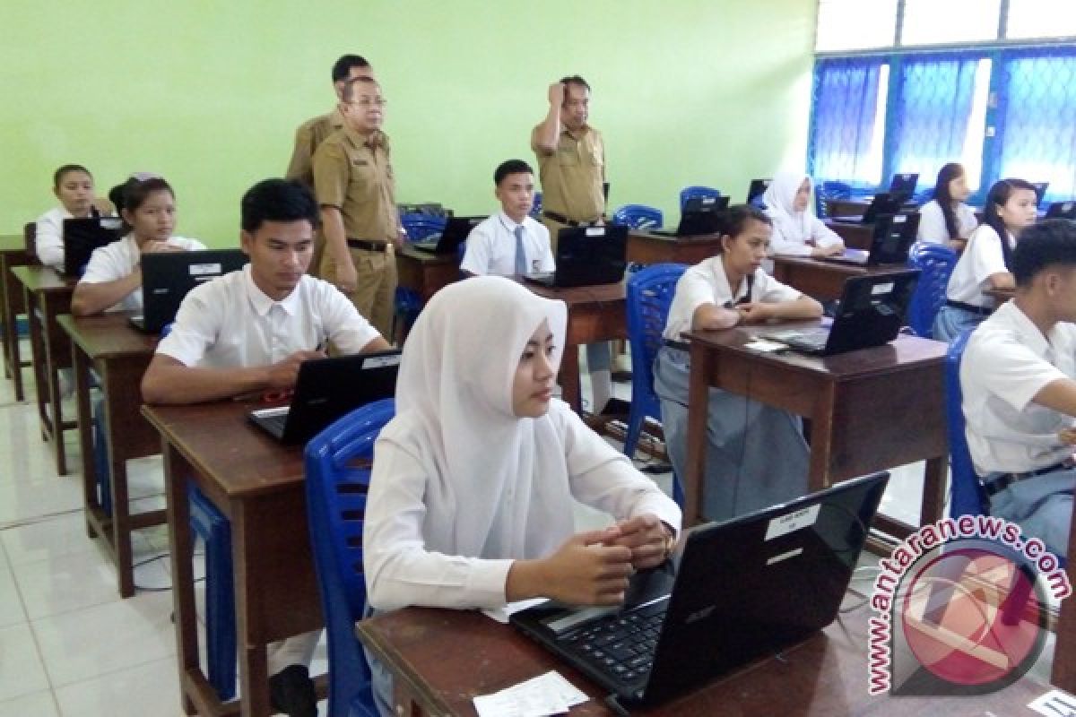 Sekda Pemkab Kapuas Hulu Tinjau UNBK SMK