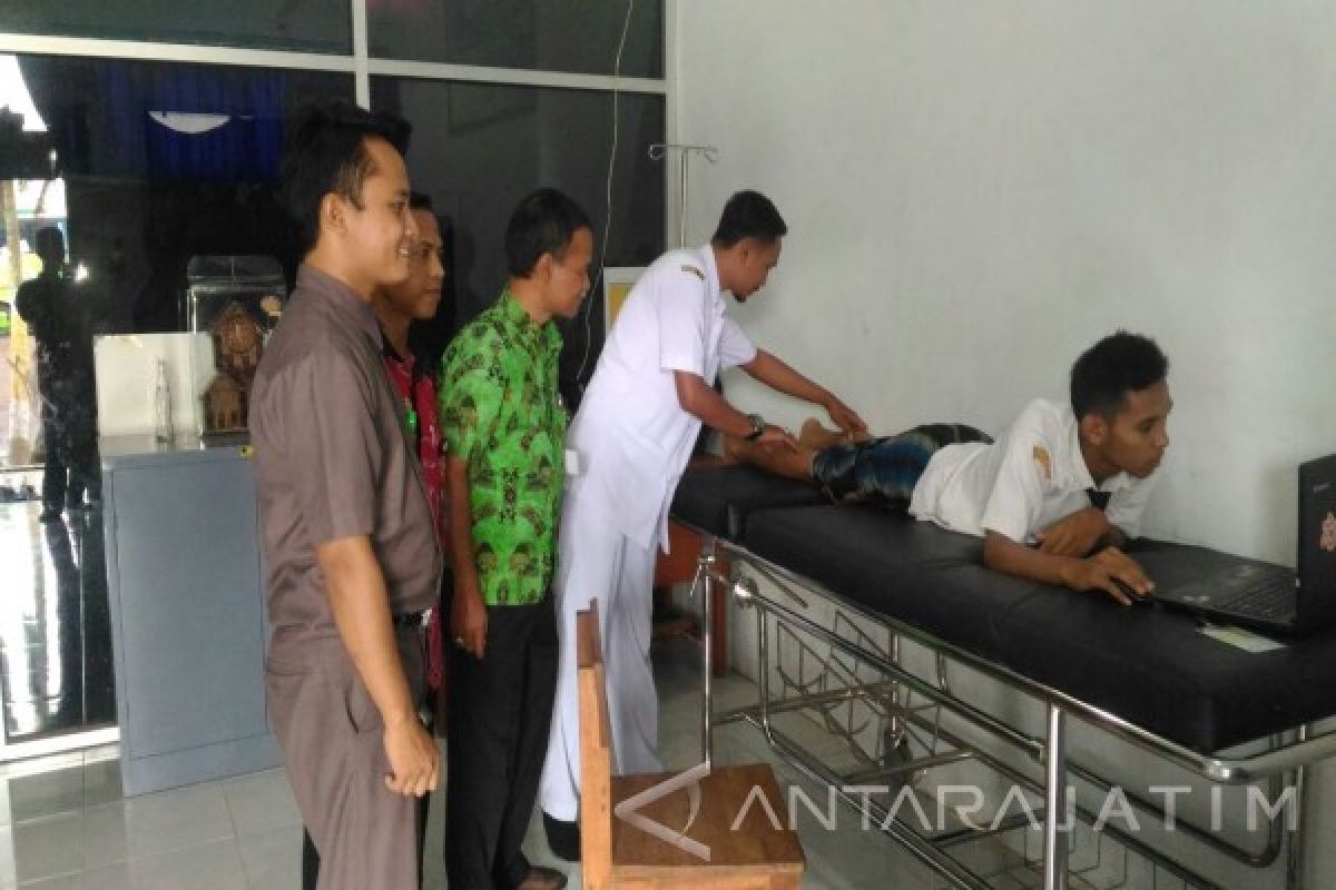 Seorang Pelajar SMK Jember Kerjakan UNBK Sambil Tengkurap