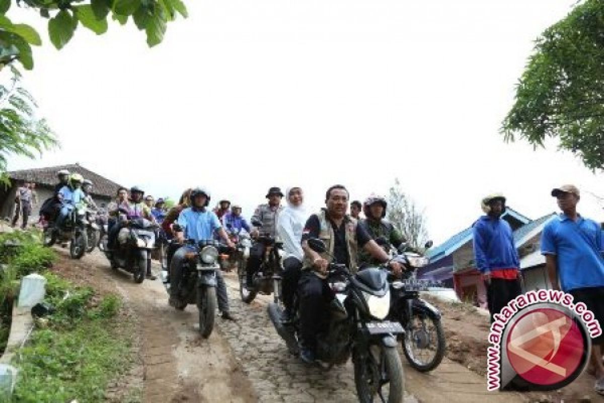 Tangani Longsor Ponorogo, Khofifah Naik Motor, Gus Ipul Naik Heli