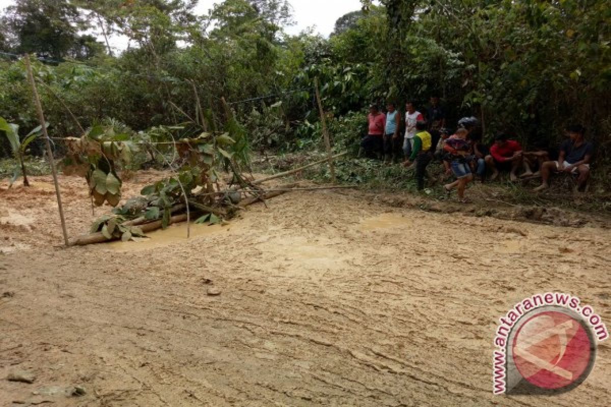 Warga Protes Kerusakan Jalan Karena Angkutan Sawit