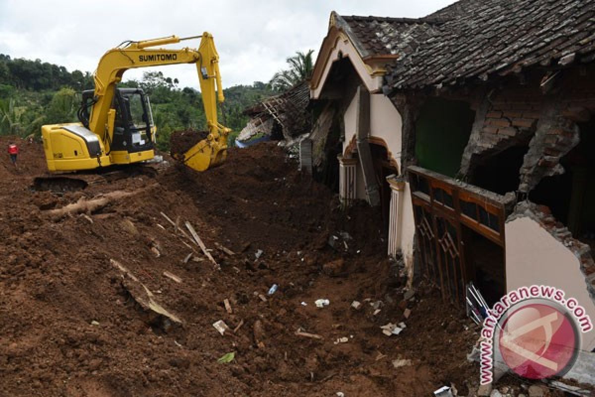 Pemkab dan Pemprov bagi tugas soal relokasi korban longsor Ponorogo