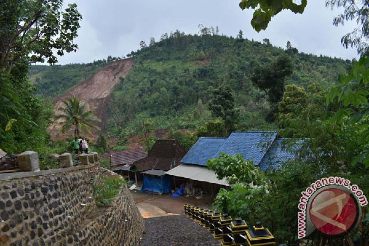 Sumber air mampet karena longsor, warga Singgahan Ponorogo cari sumber baru