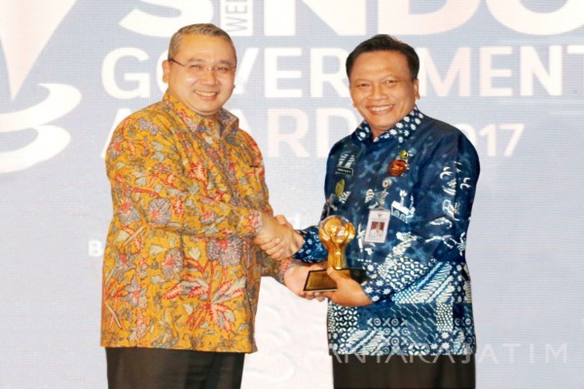 Bupati Gresik Kembali Raih Government Award Bidang Investasi Infrastruktur 2017