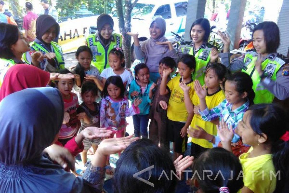 Relawan Bergantian Hibur Anak-anak Pengungsi Korban Longsor