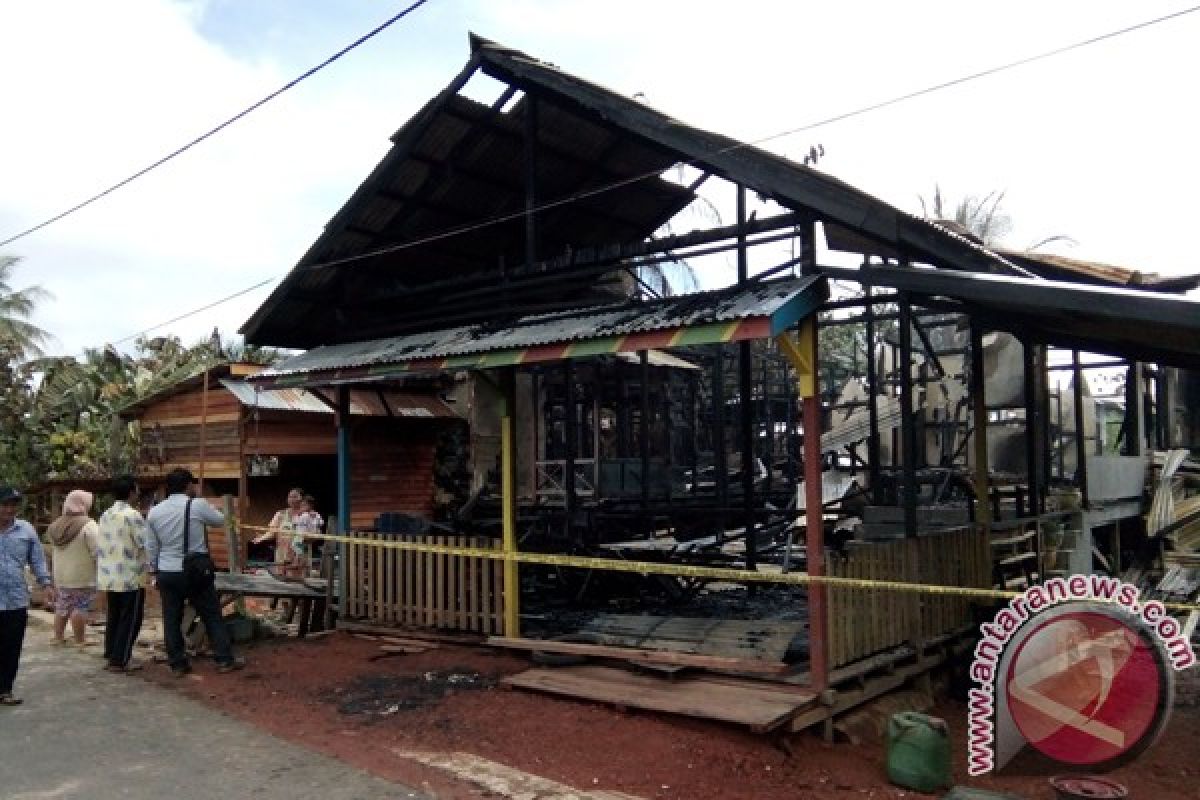 Samsudin Sedih Rumahnya Ikut Terbakar di Putussibau