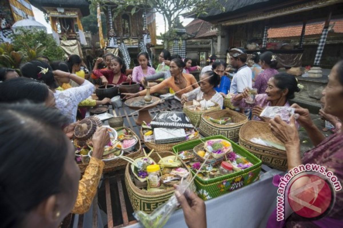 Umat Hindu Bali Rayakan Galungan Dengan Khidmat