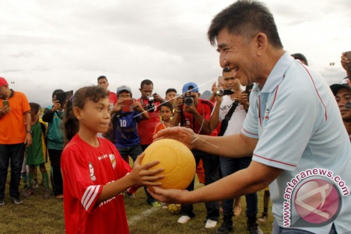 Maria menjadi idola dalam Festival Bola Atambua