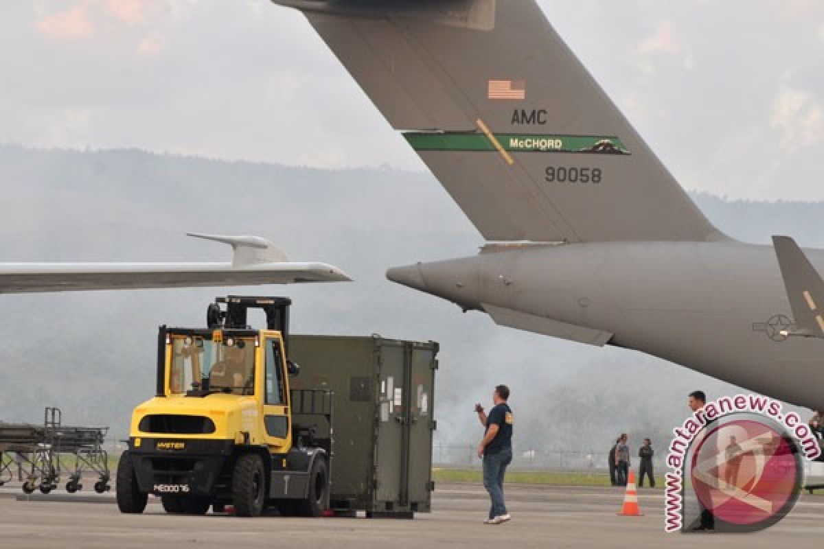 Pesawat Galaksi C-17 AS mendarat, turunkan mesin di Aceh