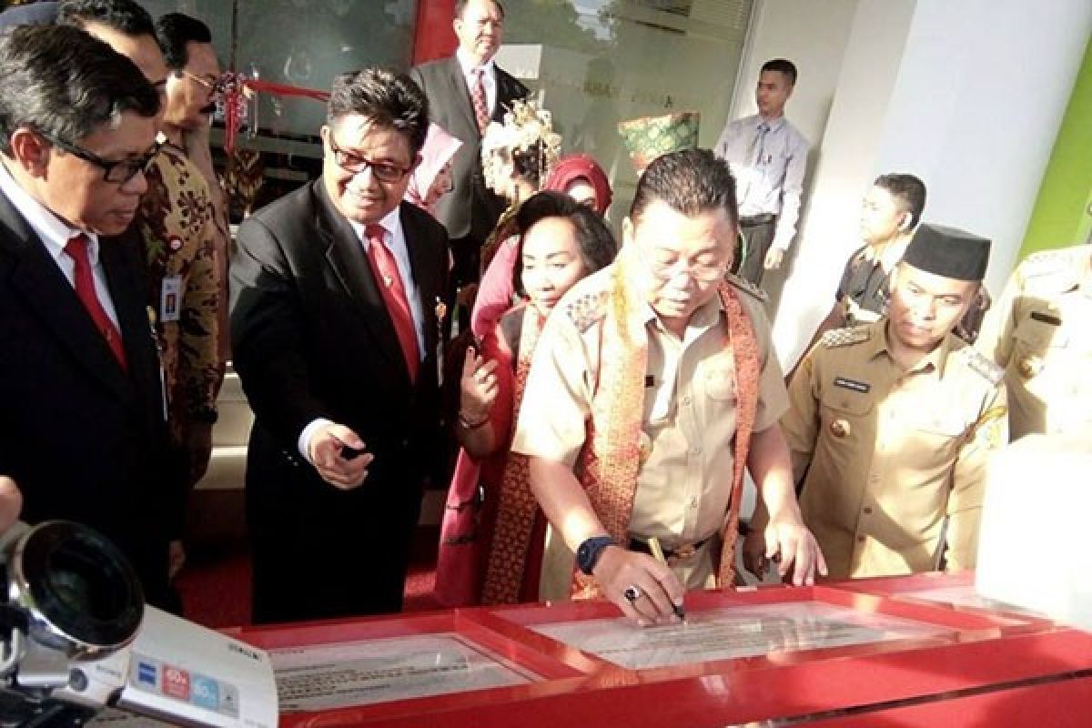 Bupati Ajak Masyarakat Menabung Di Bank Kalbar 