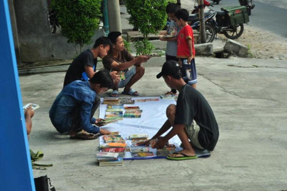 Pelajar Sragi Lampung Selatan Buka Lapak Buku 