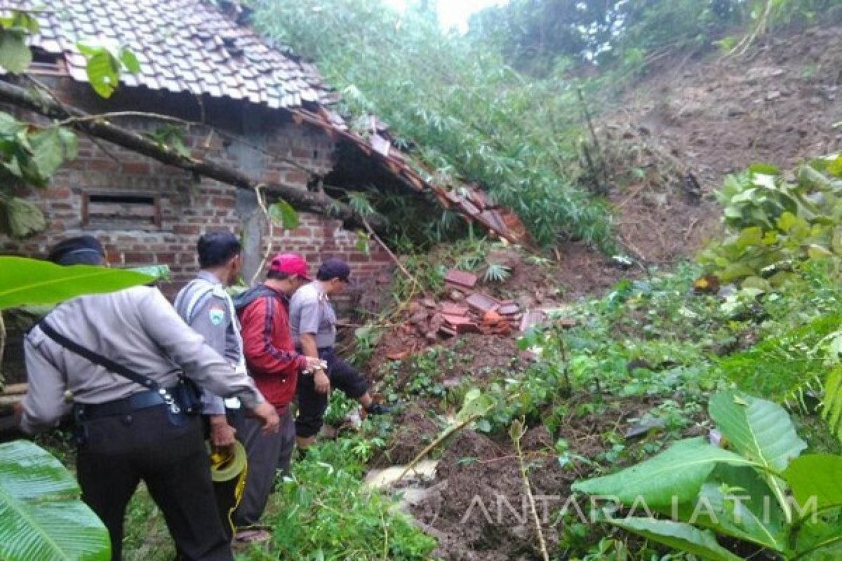 Enam Rumah Warga di Kabupaten Kediri Rusak Terkena Tanah Longsor     