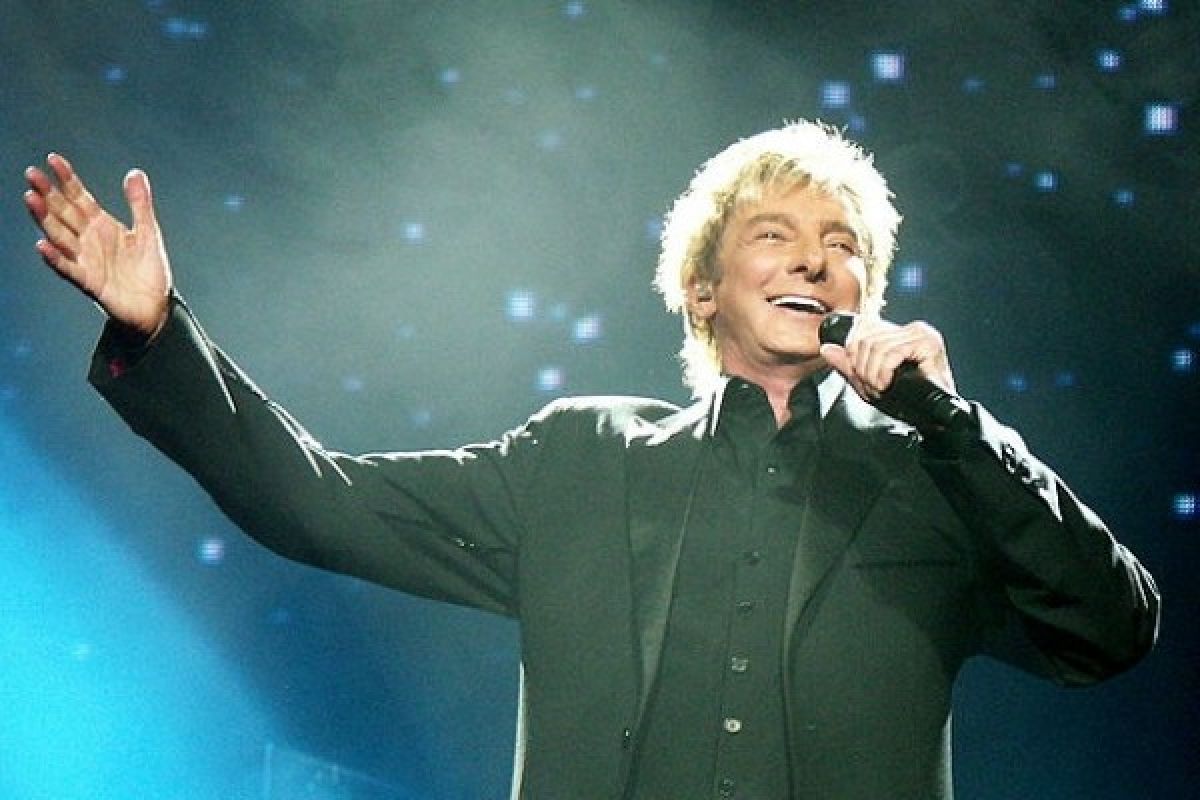 Alasan Barry Manilow baru sekarang mengaku gay