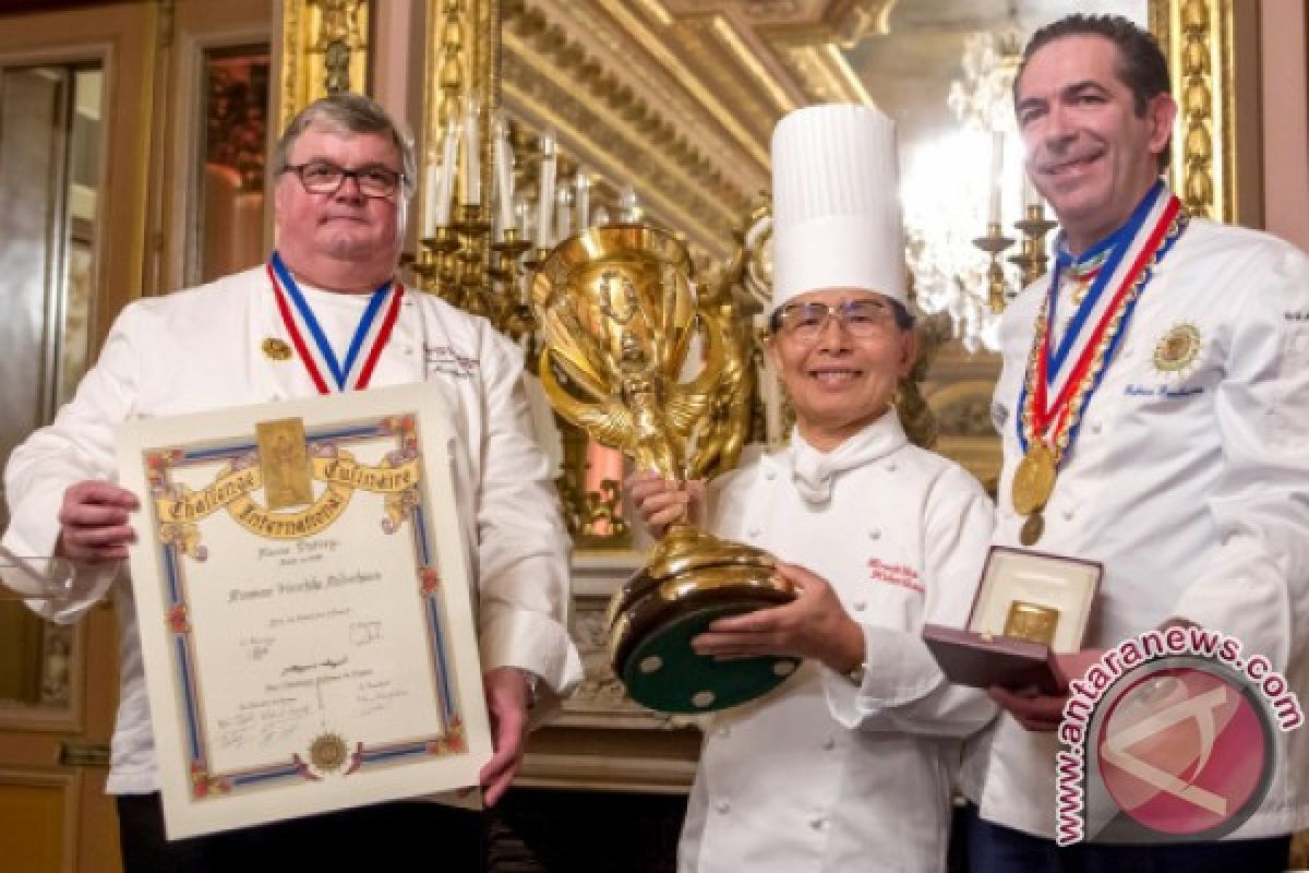 Executive Chef Kehormatan Hirochika Midorikawa raih penghargaan kuliner Perancis "La Coupe d'Or Internationale d'Art Culinaire Marius Dutrey"