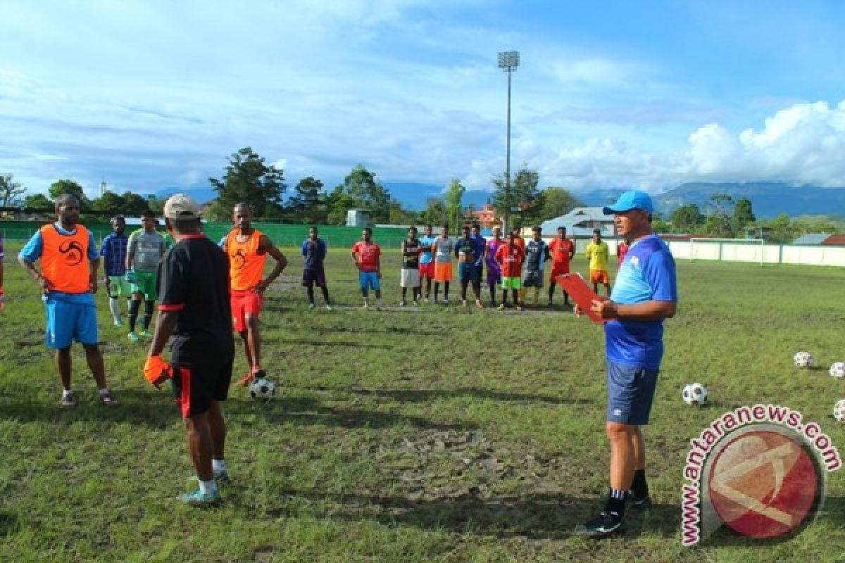 Djoko berkomitmen hebatkan Persiwa Wamena