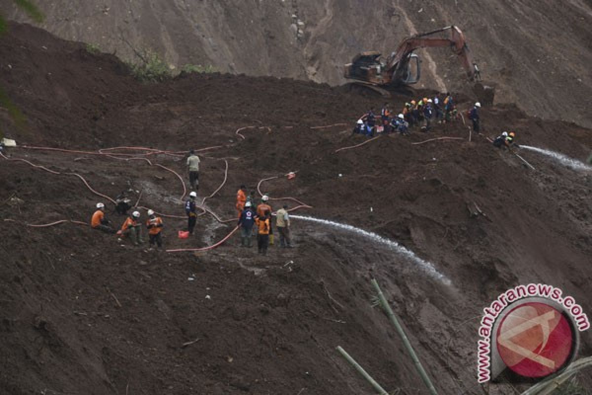 Kisah sulitnya pencarian korban longsor Ponorogo