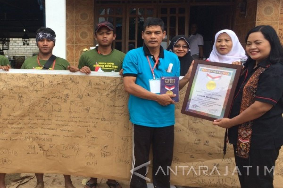 Ribuan Warga Rembang Catat Rekor Muri Dukung Pabrik Semen