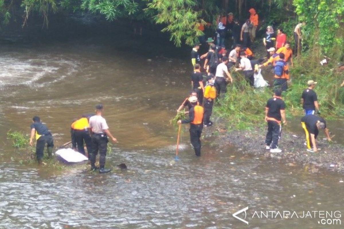 Peringati Hari Air Sedunia, Sungai Kranji Dibersihkan