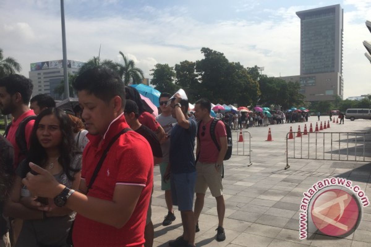 Penonton antre sejak pagi demi tonton Coldplay di Bangkok