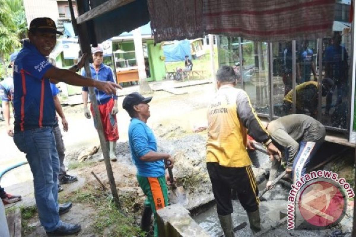 Pemkab Barito Utara Bersihkan Drainase yang Tersumbat 