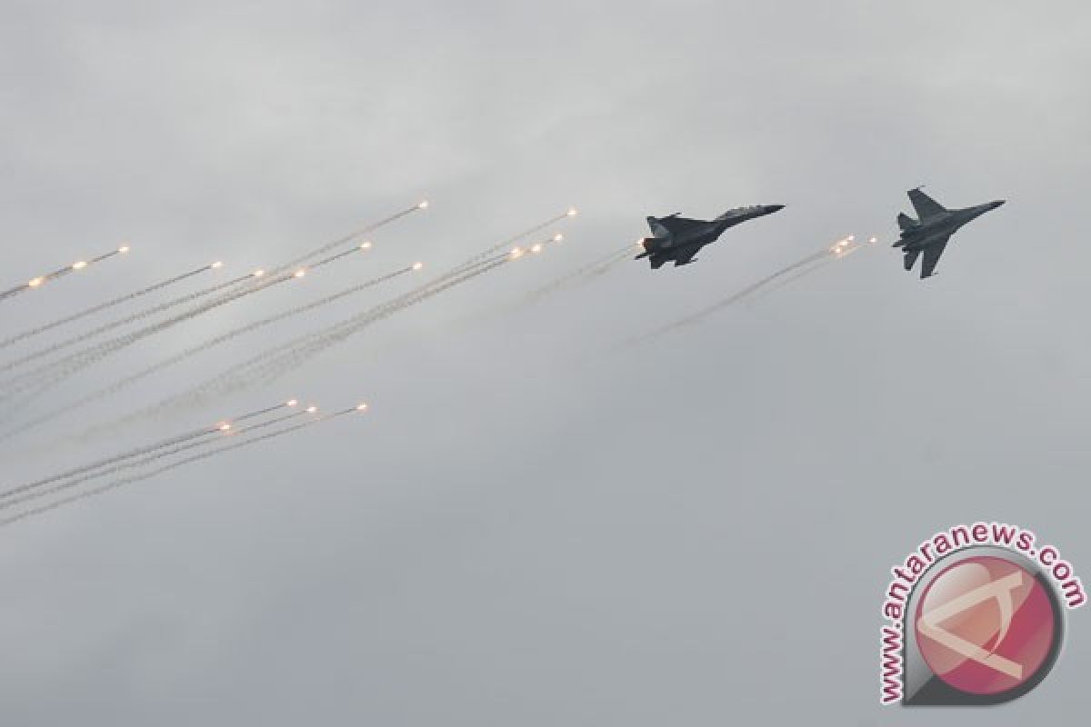 Jet tempur Lanud RSN latihan terbang malam