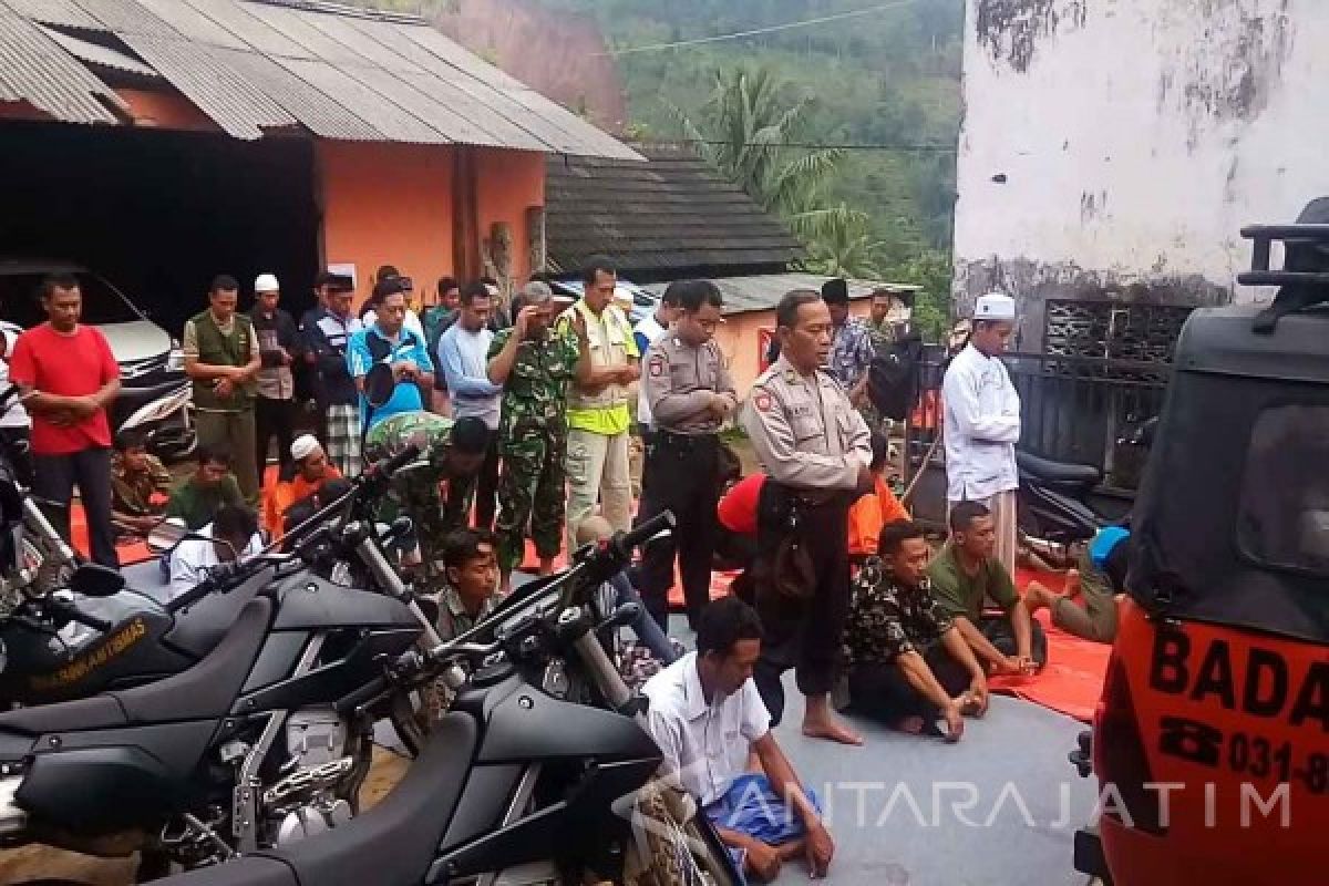 Warga-Relawan Gelar Shalat Jumat di Lokasi Bencana (Video)