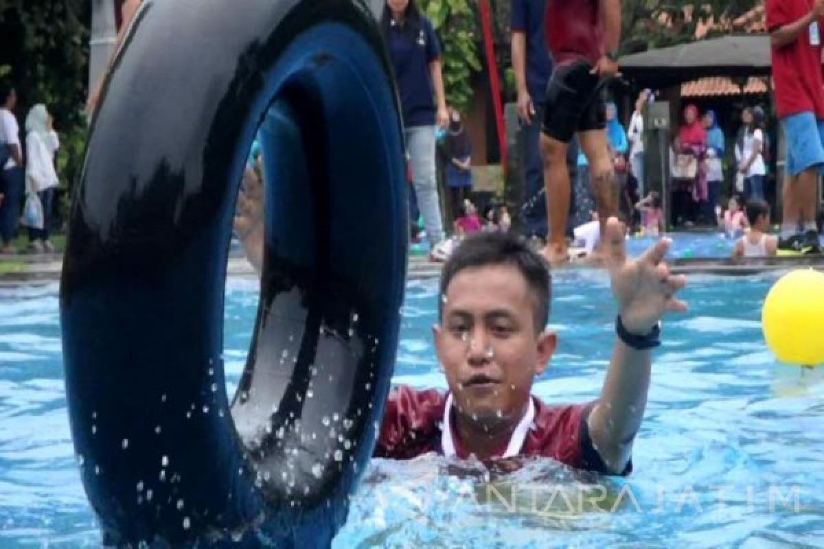 Serunya Menggelindingkan Ban di Kolam Renang Singgasana