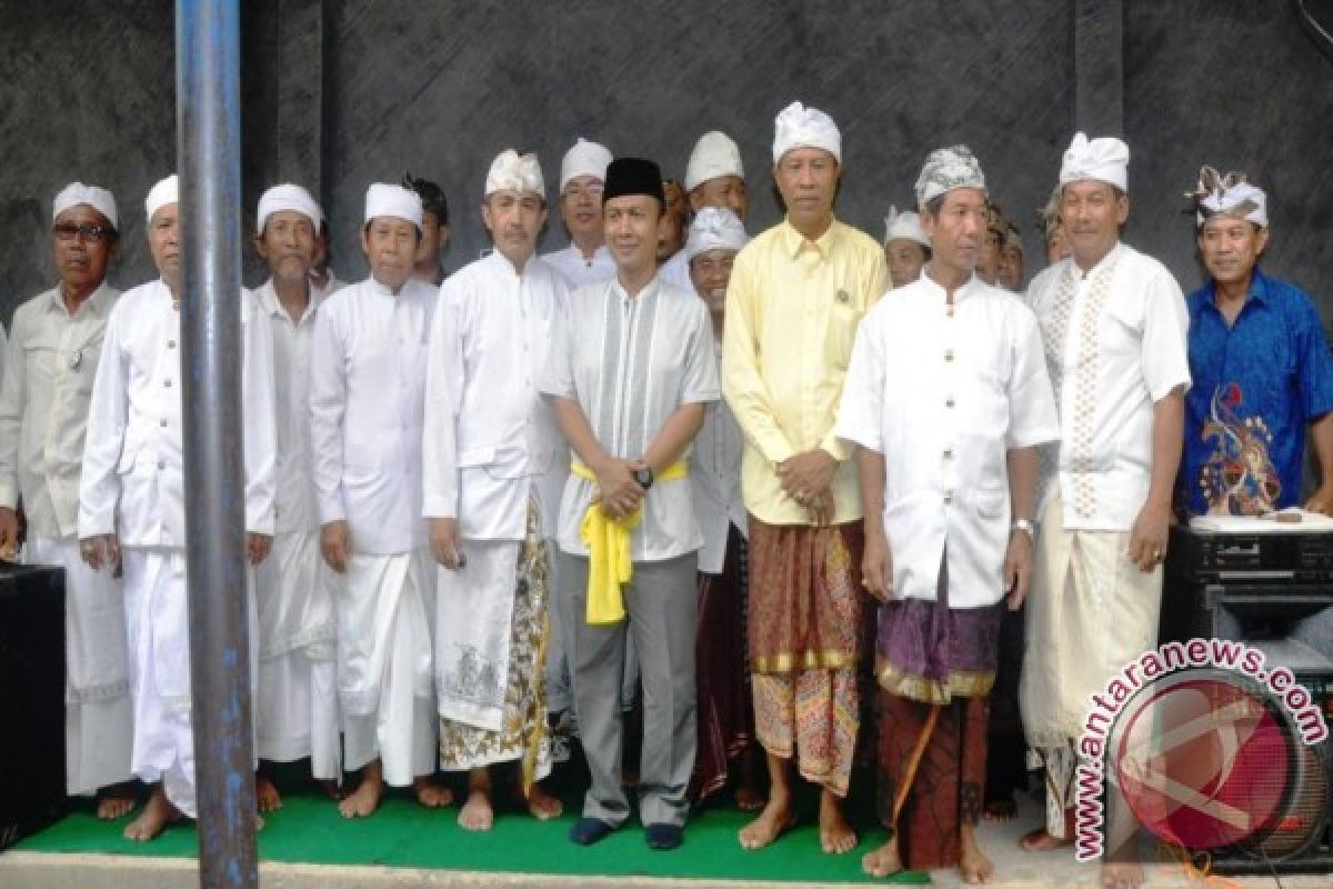 Bupati Lombok Barat Ajak Umat Hindu Membangun Daerah