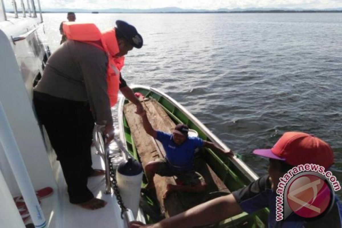 Satpolair Polres Paser Selamatkan Dua Nelayan Terapung 