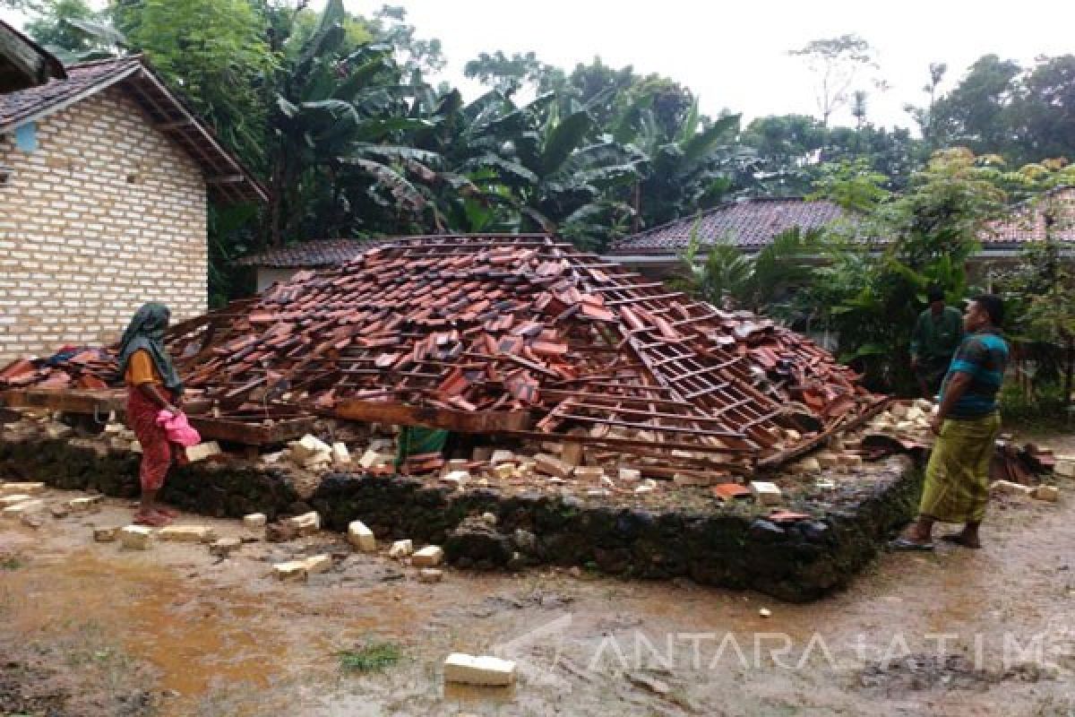 Angin Kencang Rusak Rumah Warga Pamekasan