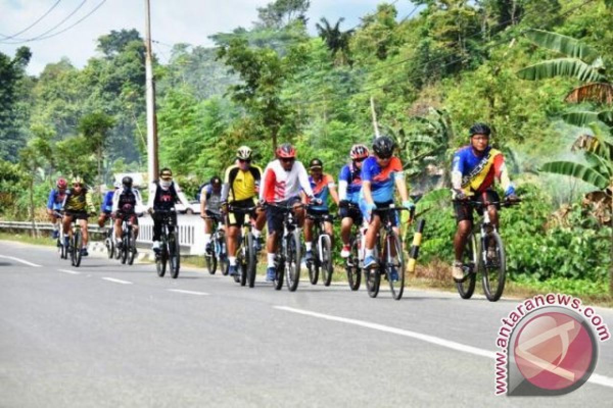 Personel Lantamal IX Bersepeda Keliling Pulau Ambon