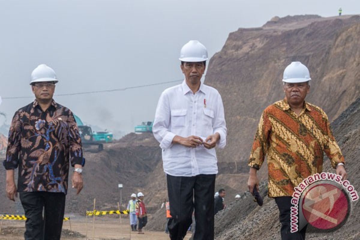 Presiden Jokowi jalan ke galian Tol Bawen-Salatiga