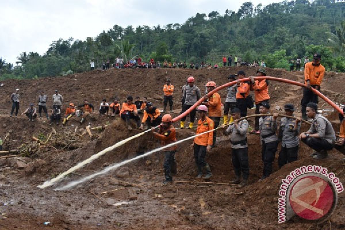 Wagub Jatim: evakuasi korban longsor Ponorogo dihentikan