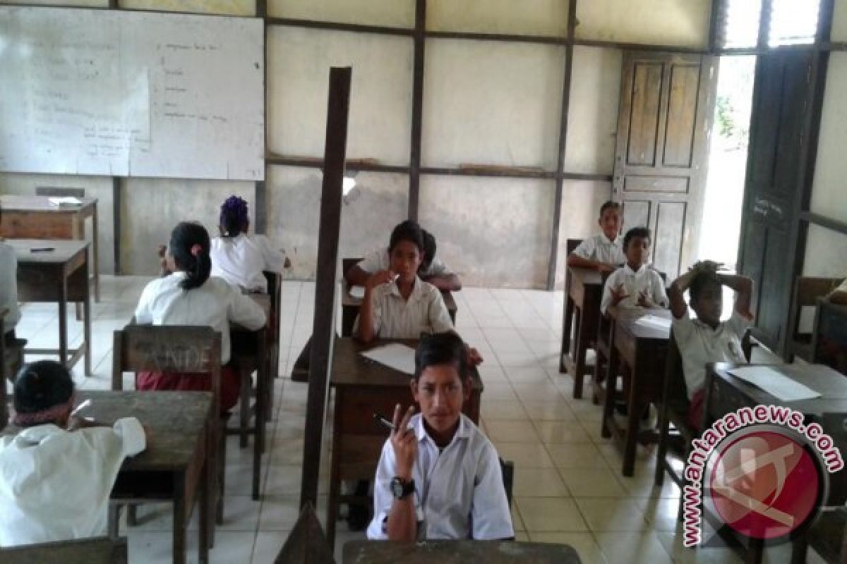 Kisah Sekolah Negeri Bersekat Triplek di Kayong Utara