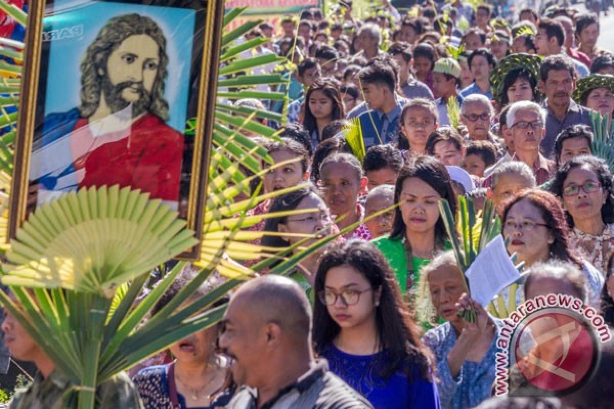 Umat  Katolik Merapi prosesi bancak-doyok saat Minggu Palma