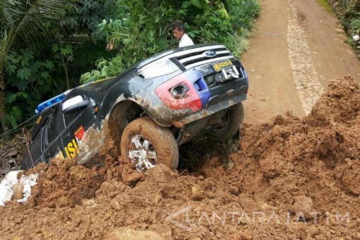 Warga Nekat Terobos Zona Bahaya Longsor Banaran