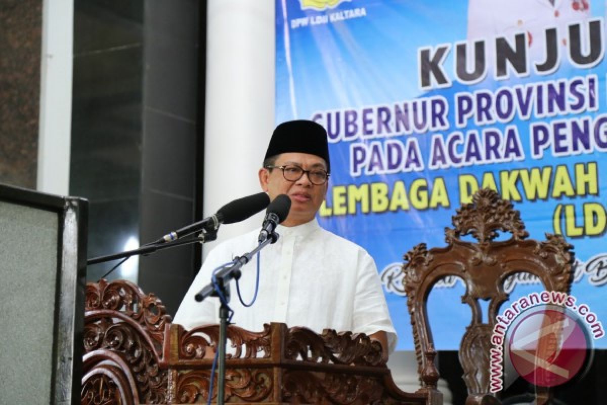 Gubernur Ajak Masyarakat Jaga Kebersamaan--Hadiri Pengajian Sekaligus Bersilatuhmi dengan Warga di Kampung Empat