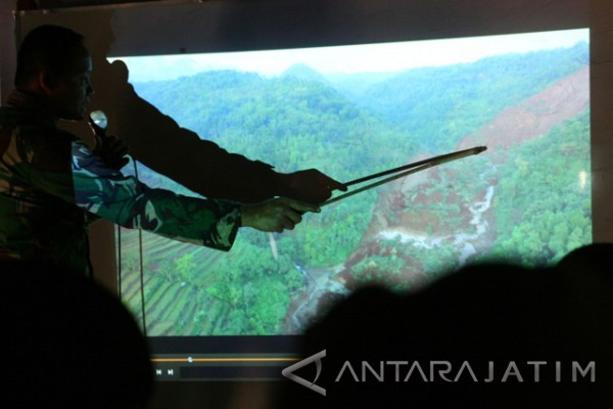  Dua Alat Berat Berhasil Diturunkan di Lokasi Longsor Nganjuk      