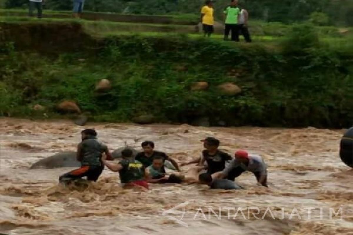 Enam Siswa Magetan Hanyut di Sungai Madiun (Video)