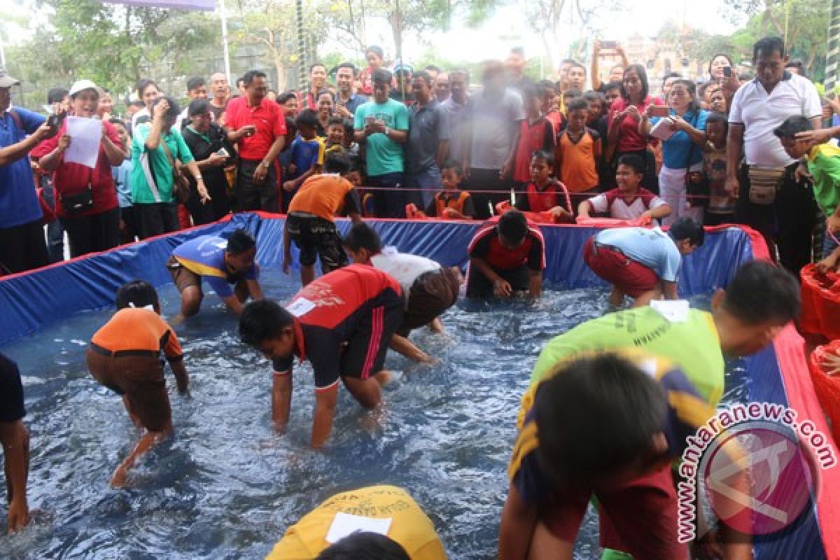 Lomba Menangkap Ikan Lele untuk Anak SD