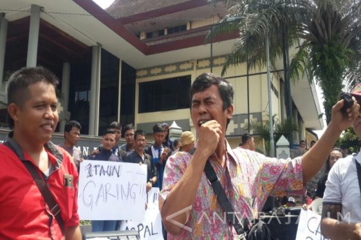 Demo Jalan Rusak di Jember Diwarnai Aksi Makan Aspal