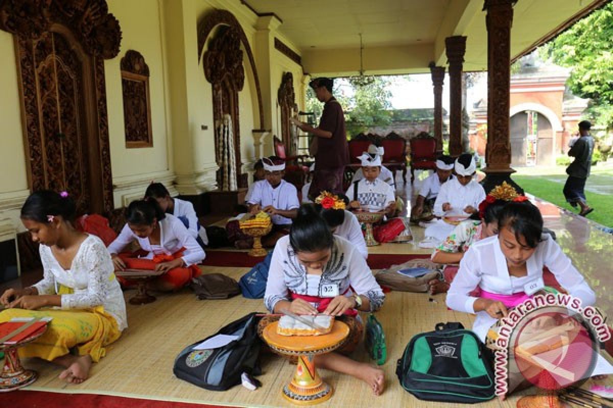 14 Siswa Ikuti Lomba Menulis Aksara Bali