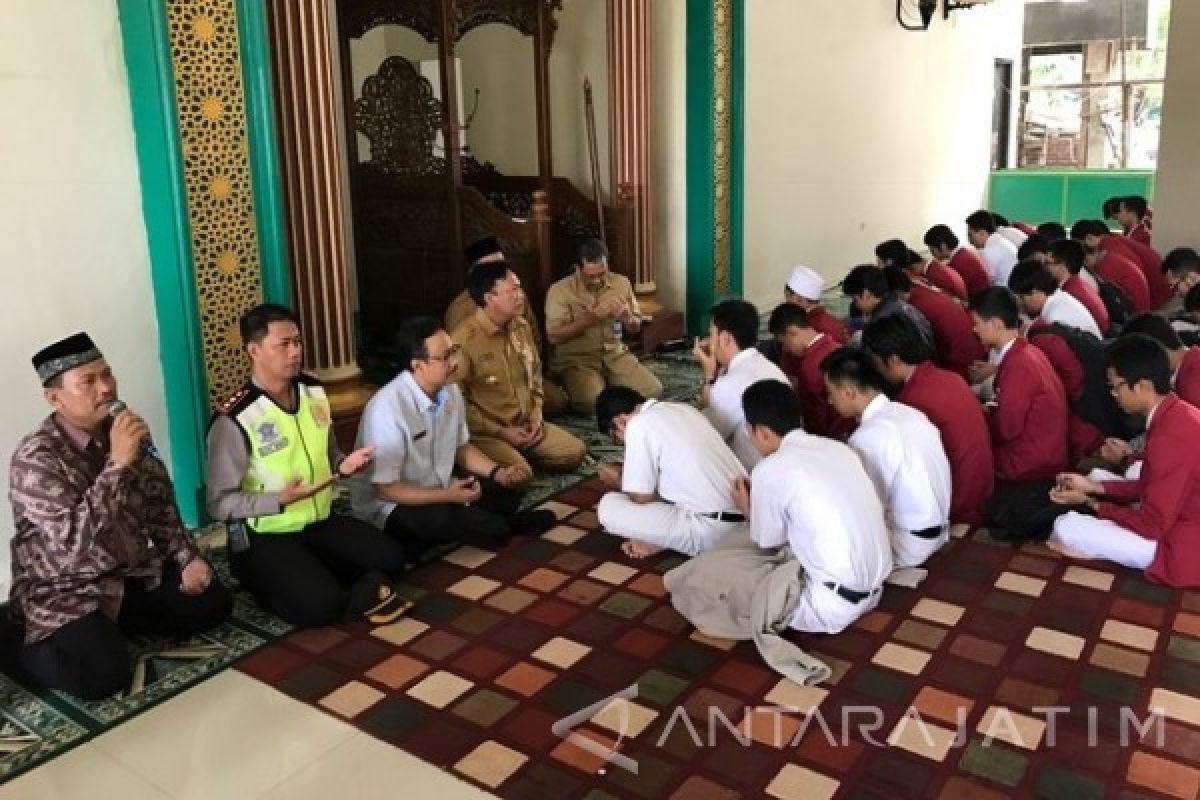 Wagub Jatim Pimpin Doa Siswa UNBK Gresik (Video)