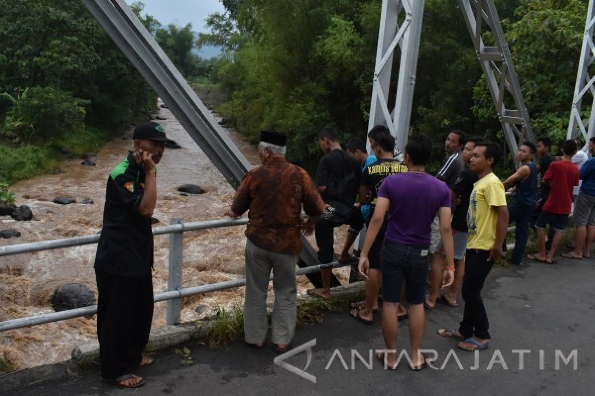 Pencarian Siswa Hanyut Dilakukan di Tiga Wilayah