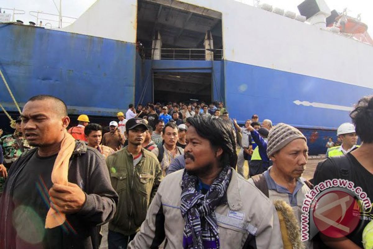 Penumpang Kapal Banten Terbakar Tiba di Lampung  